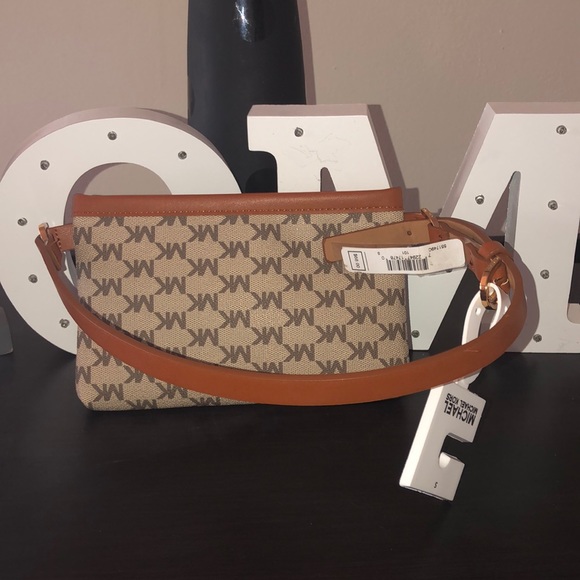 Michael Kors belt purse - Picture 3 of 6